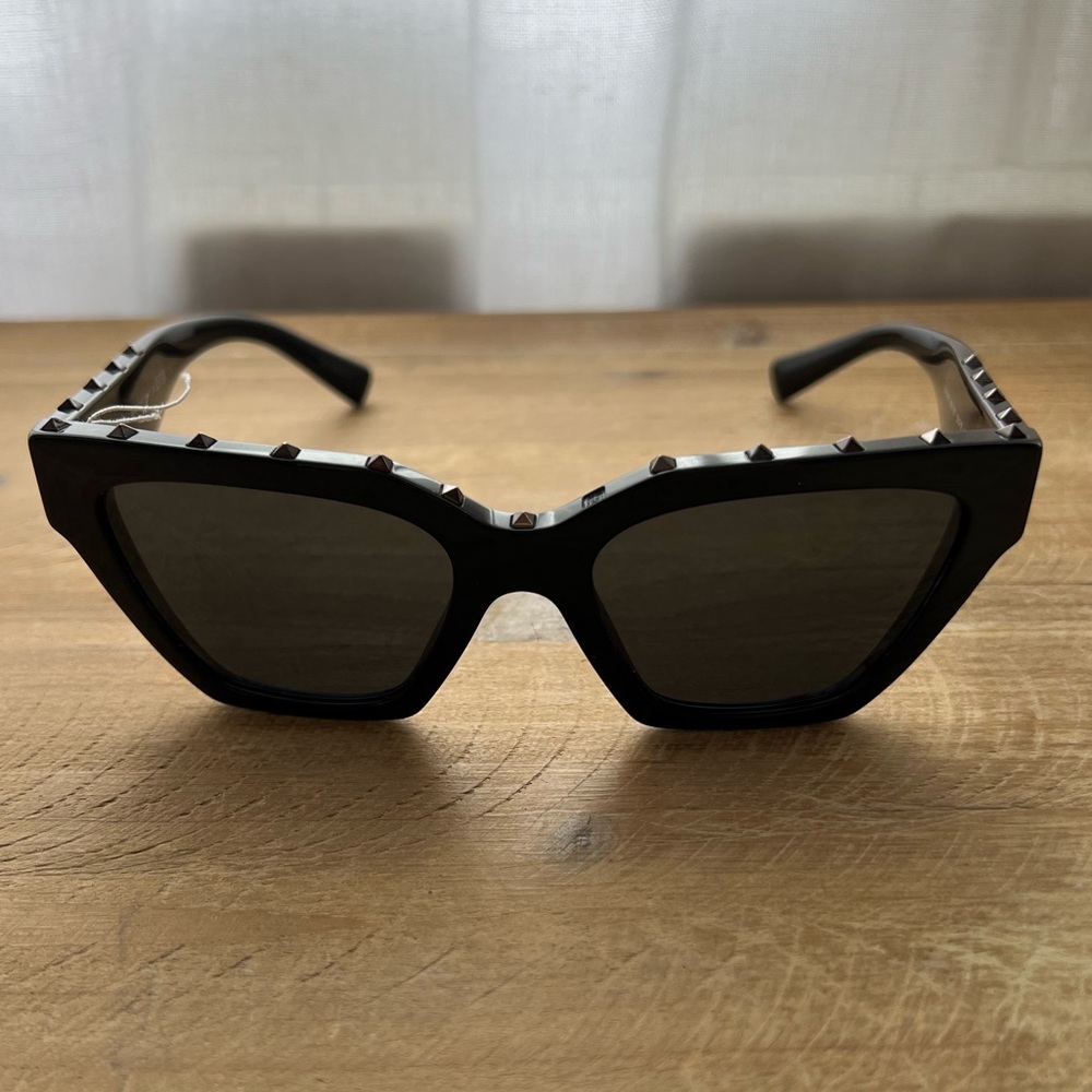 Valentino 53mm Rockstud Cat Eye Sunglasses in Black New - Picture 4 of 12